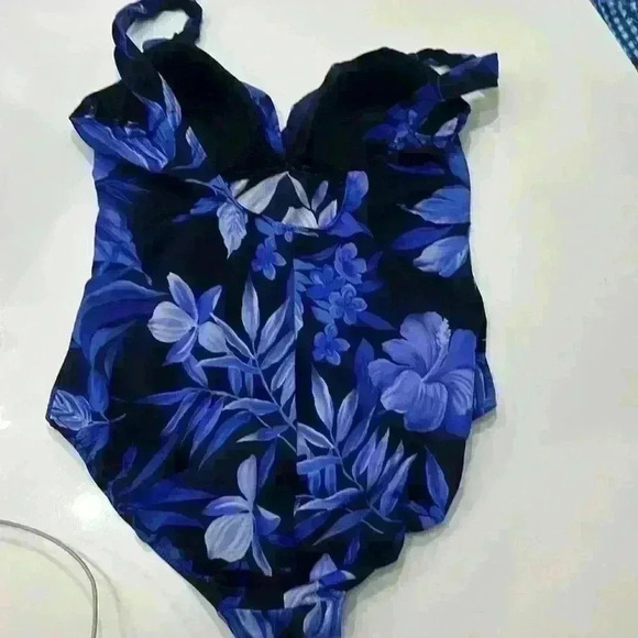 Miraclesuit Size 16 Navy Light Blue Floral EUC Item# P - Picture 2 of 8